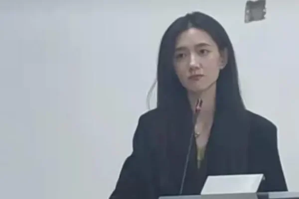 湖北一高校女老师因高颜值走红,你觉得这样的走红方式“可取”吗?-第21张图片-万福百科