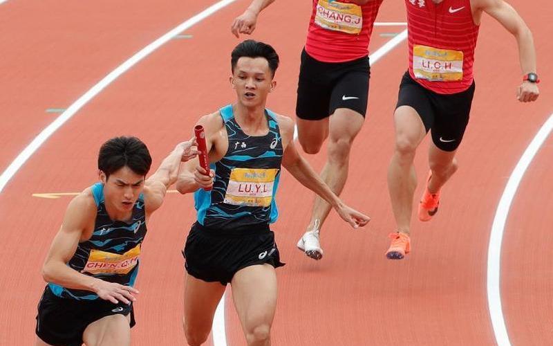 成都大运会男子4x100米接力 接力飞跃：4x100米接力赛场上的精彩瞬间-第1张图片-万福百科