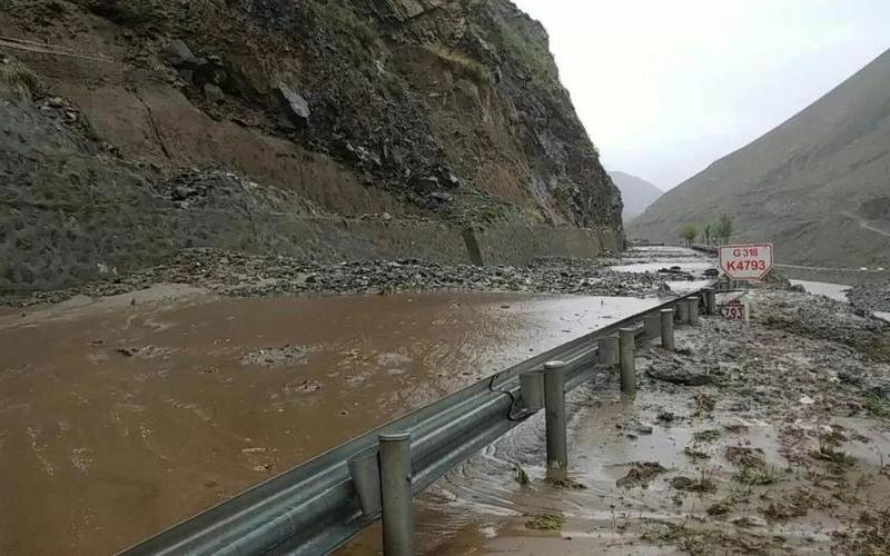 川藏线泥石流路段-川藏公路泥石流：地质灾害下的艰难征程-第1张图片-万福百科