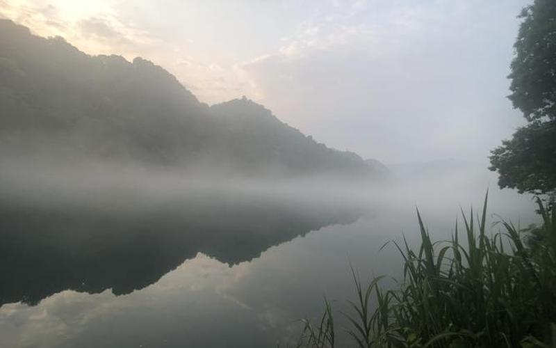 雾锁山头山锁雾 天连水尾水连天 意思-第1张图片-万福百科